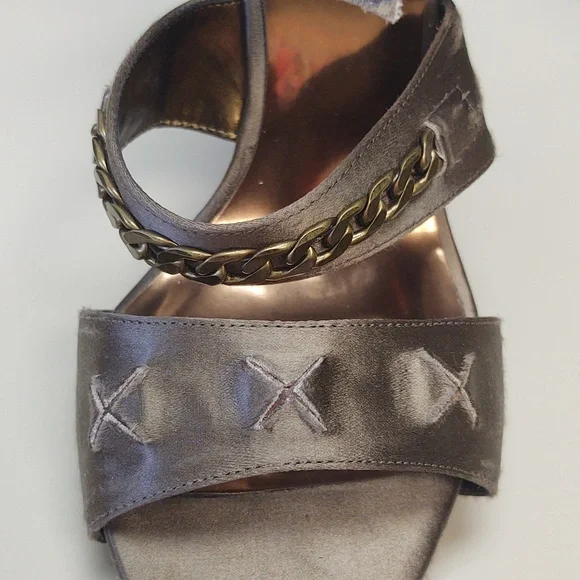 Preloved GUESS Bronze Strappy Heels Size 9 - Picture 6 of 8